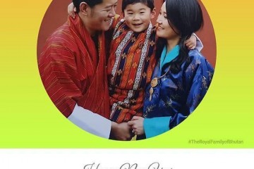 不丹王室新年全家福出炉啦3岁小王子占C位王后挺大肚美如少女