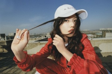 林允这一身也太喜庆了大红色休闲套安装老鼠平底鞋心爱又精美