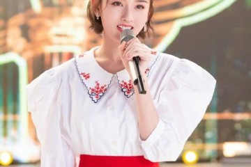 宋祖儿露脸央视跨年晚会穿泡泡袖衬衫好心爱配红裙十足少女感