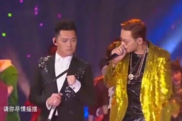 陈伟霆跨年带妈妈上台蹦迪跟老舅合唱野狼disco太嗨了