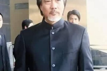 曾与成龙齐名诈骗女友同居7年现68岁死性不改爱上网红