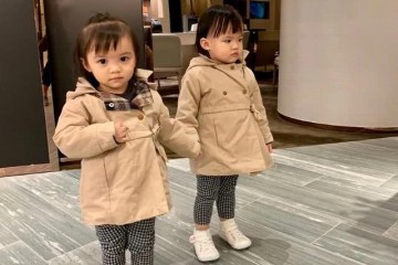 熊黛林双胞胎女儿穿同款姐妹装姐姐香甜淑女妹妹酷范十足