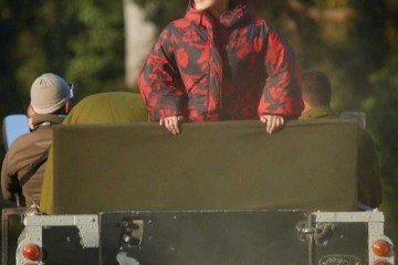 50岁许晴气质仍然高档扎丸子头配赤色印花连衣裙减龄时尚