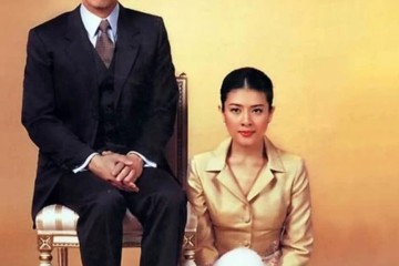 泰王被放逐的4个儿子新年合影稀有曝光各个是学霸为母亲争光