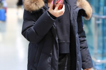 王菊穿衣太奇葩了穿羽绒服配高跟凉鞋走机场穿出两个时节