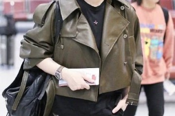 蒋欣穿皮衣夹克太英俊调配烟管裤运动鞋走机场看不出有110斤