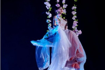 杨紫星空仙女裙突如其来妆容诱人目光迷离采访话筒无声疑假唱