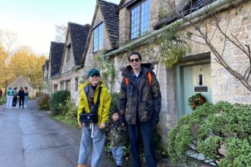 Ella晒一家三口合照父子俩穿亲子装190cm老公扎丸子头太有范