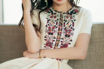 Angelababy央视跨年民族风礼裙搭珍珠耳饰美得冷艳