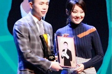 闫妮穿高领衫配半身裙减龄又时尚看到她的眼我信她48岁了