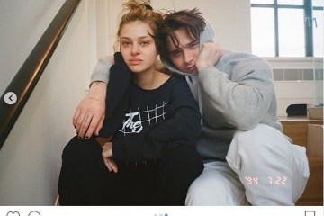 贝嫂20岁大儿子有新女友又嘚瑟了晒照秀恩爱女友高冷范像贝嫂