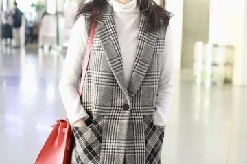 马蓉现身机场梳空气刘海扮嫩高领衫配紧身裤身段真棒