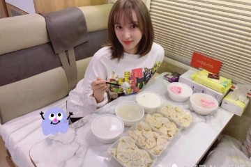 程潇这次看呆了106斤穿695蝙蝠袖衬衫秀竹竿腿说她86斤我也信