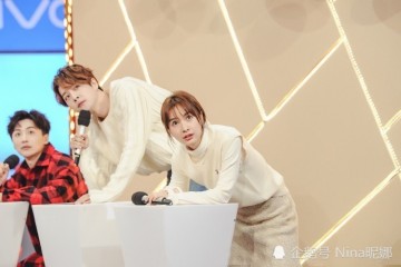 37岁吴昕真斗胆稀有露脐装秀巴掌腰自拍这装扮女主持罕见