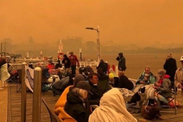 澳大利亚山火继续暴虐水兵出动两艘军舰搜救被困人员