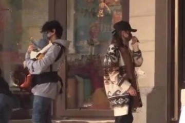 刘诗诗一家游迪斯尼没美化的脸很纯洁气质也不俗