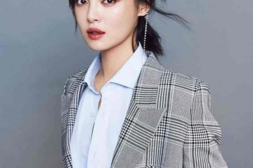 33岁辛芷蕾印花套装现身跨年夜又飒又A展示猫系御姐气场