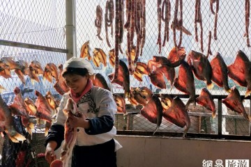 湖北孝感暴晒腊货年味渐浓