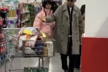 雷佳音带妻子扫年货35岁翟煦飞少女感十足被拍一点点不在意