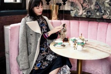 梁洛施日子过得真味道穿大衣配连衣裙喝下午茶尊贵气质像名媛