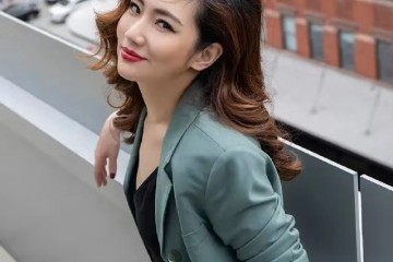 任家萱与妹妹齐拍大片绿色西安装黑色长裙却被妹妹抢尽风头