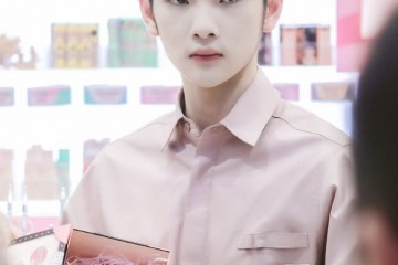 王一博和周震南相同调配粉色衬衫一个霸气一个呆萌