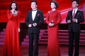 朱军妻子稀有晒全家福却成央视掌管集会儿子巨大英俊他似瘦脱相