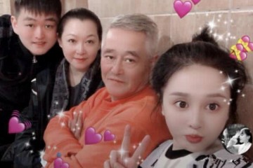 赵本山全家福穿橘色卫衣面色光润老婆真豪气戴LV围巾不像55岁