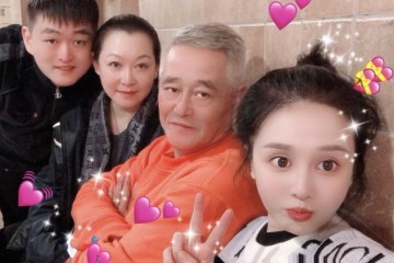 赵本山一家四口同框55岁妻子雍容贵气谈论里疑曝光女儿新男友