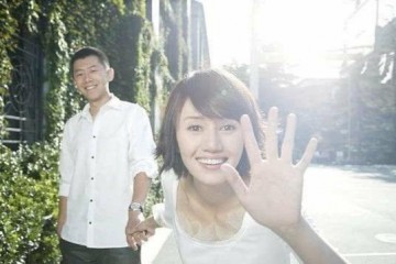 夏雨聚餐当场变魔术袁泉穿白卫衣变迷妹脸俩人打扮像学校情侣