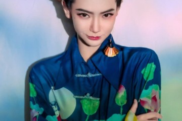 戚薇造型师要火给她穿荷塘月色衬衫裙头顶插折扇复古特性