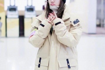 刘芸不再秀长腿穿驼色长羽绒服保暖又时尚托腮嘟嘴心爱卖萌