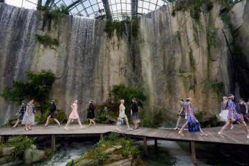 香奈儿将瀑布搬进秀场模特身穿时尚雨衣走秀论想象力就服老佛爷