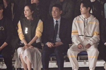 43岁的曾黎真抗老扎马尾辫调配运动外套加百褶裙典雅大气减龄