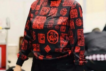 刘晓庆穿卫衣扮年青戴口罩粉饰脸上皱纹一抬手仍是知道老了