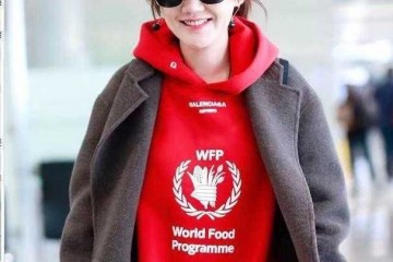 41岁薛佳凝总算觉悟走机场大放异彩穿大衣调配卫衣美成21少女