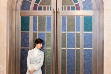 赵雅芝好拼65岁穿伞裙大衣应战翘腿杀惋惜粗腿宽腰变奶奶