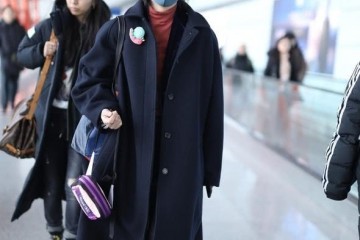 周笔畅又变小矮人长款大衣配皮鞋网友开罪造型师了