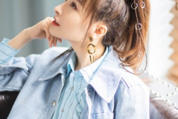 36岁吴昕几乎像换了个人条纹衬衫配牛仔外套芳华减龄新鲜香甜