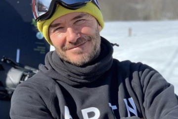 贝克汉姆滑雪小七穿花袄冻得脸通红大布跟美人爱情激动到爬树