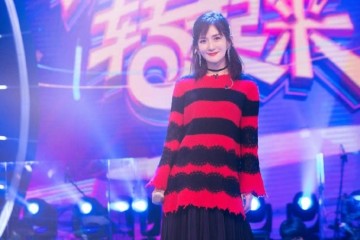 谢娜不愧是湖南卫视一姐穿条纹毛衣百褶裙39岁仍旧闪烁全场