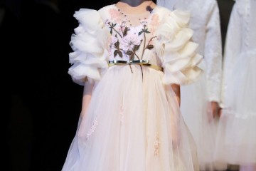 甜馨长胖了甜馨领唱萤火虫视频曝光小脸变成大脸盘辨认度变低