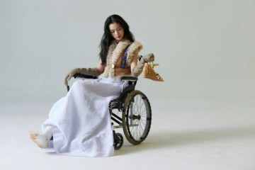 她演少年的你21岁大红今穿短上衣配白裙坐轮椅简略霸气