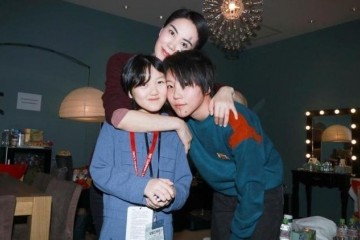 李嫣自傲晒无遮挡正面照红唇鲜艳不像13岁清凉气质像妈超自傲