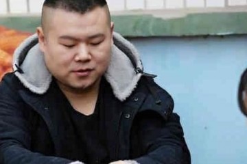 郭德纲怎样对待岳云鹏再看看冯巩对贾玲难怪他被称大师