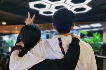 谢娜和张杰健身房甜美约会晒背影照狂撒狗粮