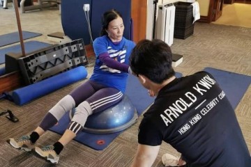 72岁汪明荃晒健身照脸上皱纹实在干瘦身段便是个一般白叟