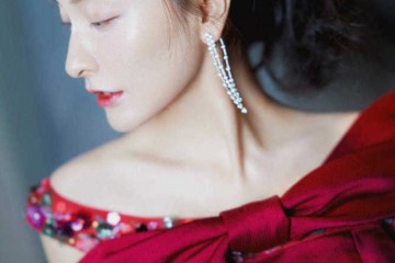 36岁吴昕总算逆袭成功穿赤色礼衣高雅尊贵S型身段超养眼