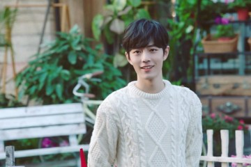 29岁肖战化身贵公子格纹西装调配20万胸针嘟嘴表情亮了