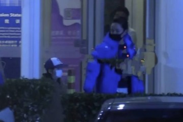 靳东妻子稀有出面曾与赵薇是同学43岁影后成家庭主妇